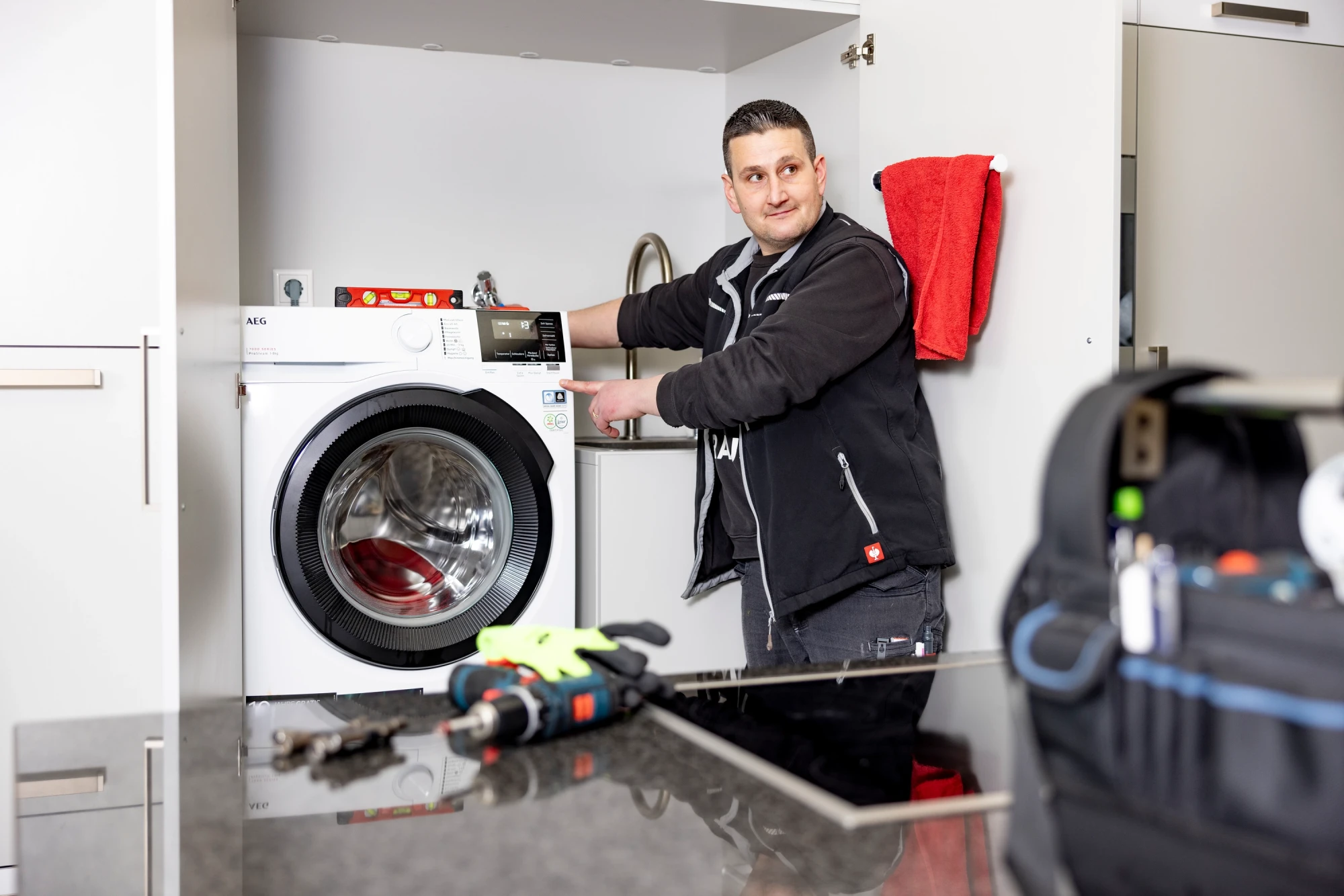 Installateur bei der Arbeit